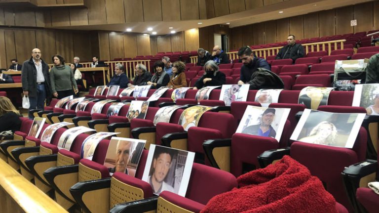 Δίκη για τη φωτιά στο Μάτι: Φωτογραφίες των θυμάτων στα έδρανα του Εφετείου από τους συγγενείς τους
