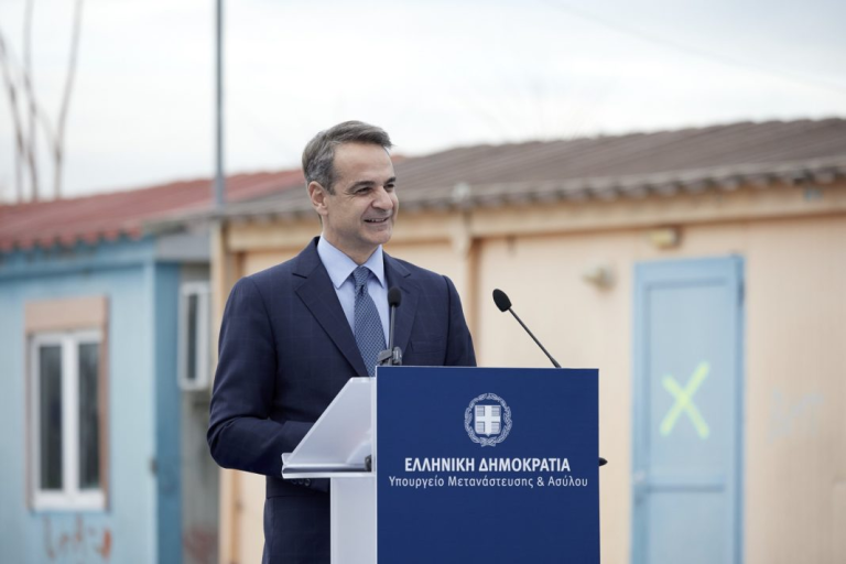 Μητσοτάκης από Ελαιώνα: Η χώρα απαλλάσσεται από μεταναστευτικές δομές του παρελθόντος