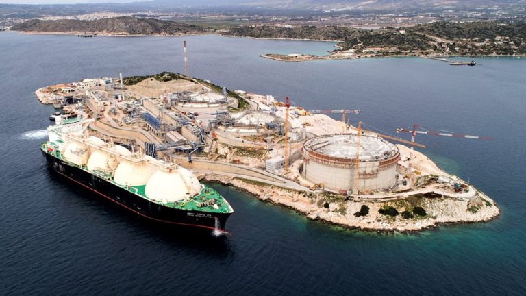 Το CNBC για Ρεβυθούσα: Το ελληνικό νησί που βοηθά την Ευρώπη να αντιμετωπίσει την ενεργειακή κρίση