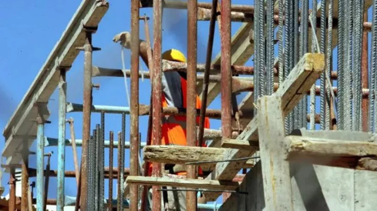 280.000 εργαζόμενοι λείπουν από τις οικοδομές