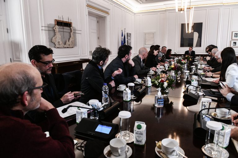 Συνάντηση Μητσοτάκη με εκπροσώπους των καλλιτεχνών: Οι πρωτοβουλίες της κυβέρνησης για να κλείσει το «μέτωπο» και οι παρουσίες στο Μαξίμου