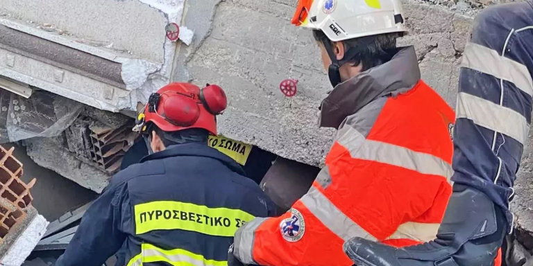 Η ελληνική ΕΜΑΚ στα ερείπια του σεισμού στην Τουρκία: Απεγκλώβισαν οικογένεια, νεκρή η μητέρα και ένα παιδί