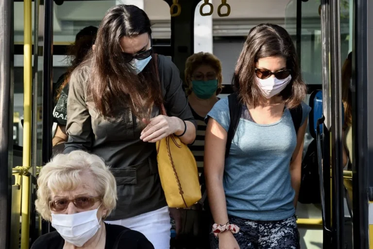 Κορωνοϊός: Τέλος οι μάσκες στα ΜΜΜ από σήμερα και επίσημα