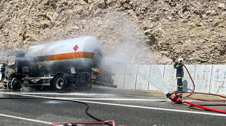 Εθνική Οδός Αθηνών-Κορίνθου: Δίωξη στον οδηγό του βυτιοφόρου που έπιασε φωτιά – Έρευνα και για τη διακοπή της κυκλοφορίας