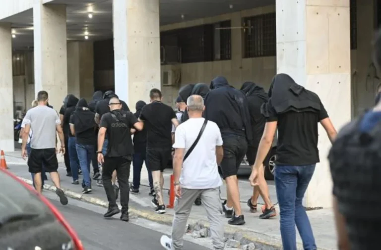 Νέα Φιλαδέλφεια: Ποινική δίωξη για 4 κακουργήματα και 7 πλημμελήματα σε βάρος των 104 χούλιγκαν