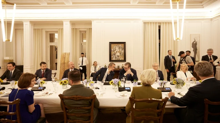 Ανώτατος Ευρωπαίος αξιωματούχος: Πρωταρχικής σημασίας η επίλυση διμερών διαφορών με τις υποψήφιες για ένταξη χώρες