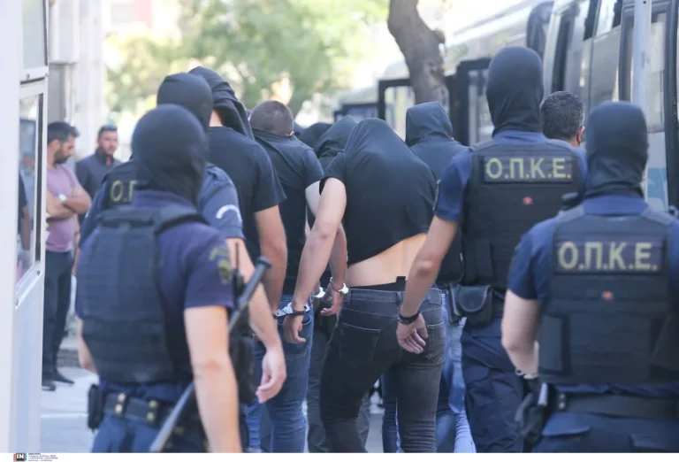 Νέα Φιλαδέλφεια – Αποκαλύψεις για τους συλληφθέντες: Ο αρχηγός των Bad Blue Boys, ο Αυστριακός χούλιγκαν και ο δάσκαλος καράτε