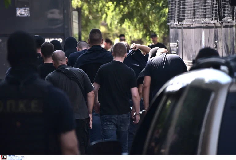 Νέα Φιλαδέλφεια: Ενώπιον των ανακριτών οι πρώτοι συλληφθέντες χούλιγκαν – Δρακόντεια μέτρα στην Ευελπίδων