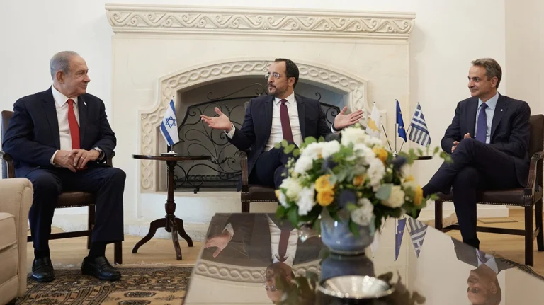 Μητσοτάκης στην τριμερή με Χριστοδουλίδη-Νετανιάχου: Ψηλά στις προτεραιότητές μας η ενίσχυση της πολιτικής προστασίας
