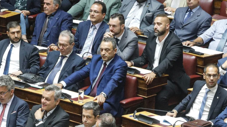 Σπαρτιάτες: «Κωλοτούμπα» προέδρου και βουλευτών – Επέστρεψαν στα έδρανα της Βουλής