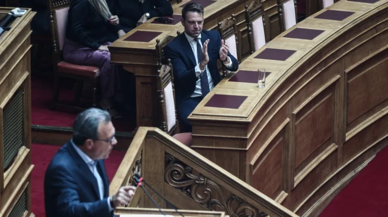 Ο Πλεύρης σχολιάζει την παρουσία Κασσελάκη στη Βουλή: «Πρώτη φορά χειροκροτητής πρόεδρος»