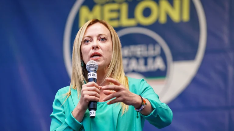 Μελόνι: Είμαστε αντιμέτωποι με μεταναστευτική πίεση χωρίς προηγούμενο