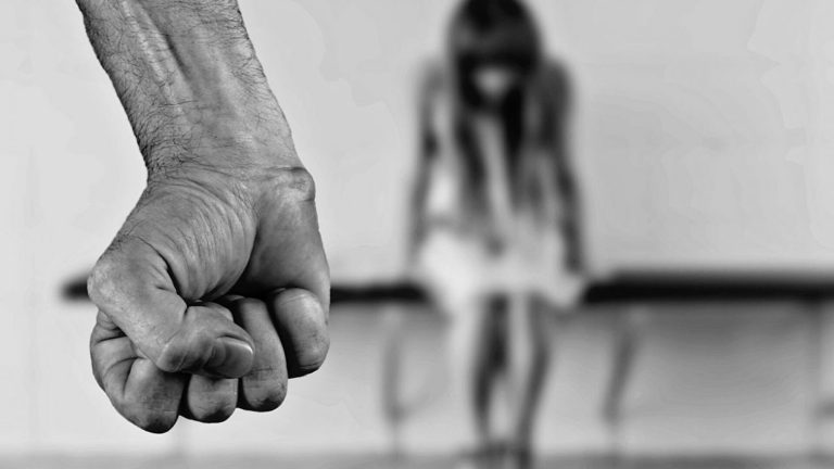 Βία κατά γυναικών: Εύσημα και ανησυχίες της GREVIO για την Ελλάδα