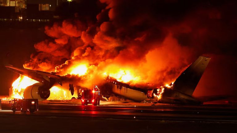 Φωτιά σε αεροσκάφος της Japan Airlines στην προσγείωση