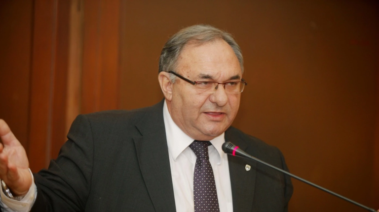 Ο Δημήτρης Καλογερόπουλος καταλαμβάνει την έδρα του Μιλτιάδη Βαρβιτσιώτη