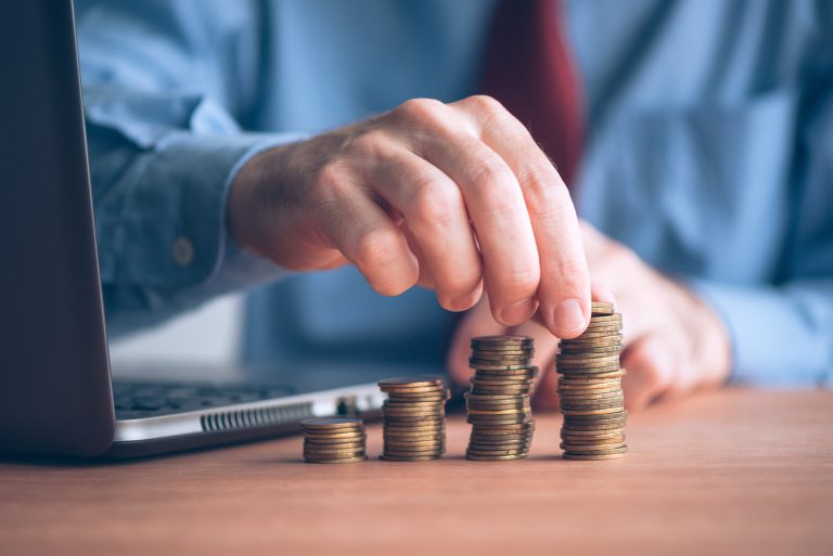 Κατώτατο μισθό €830 ανακοινώνει την Τετάρτη ο Μητσοτάκης