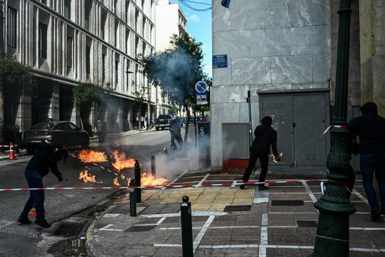 Εκπαιδευτικό συλλαλητήριο: Μαζική η συμμετοχή σημειώθηκε και ένταση με επεισόδια