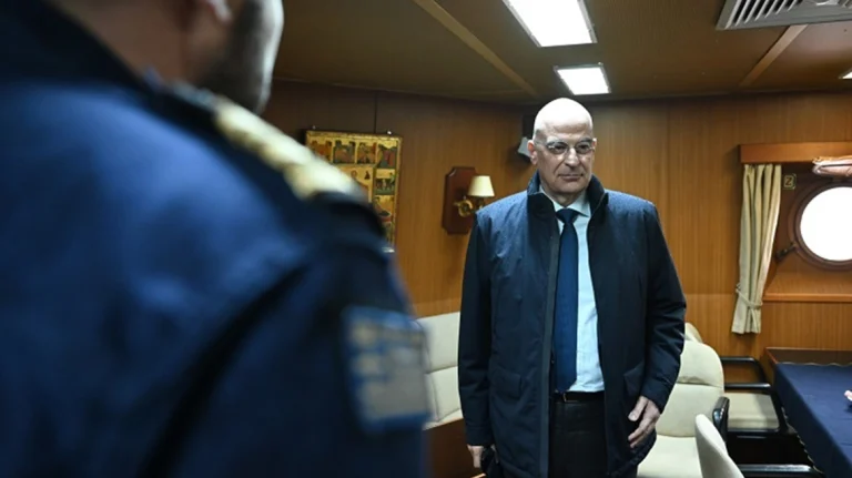Νίκος Δένδιας: Στην φρεγάτα «Υδρα» που βρίσκεται στην Ερυθρά Θάλασσα