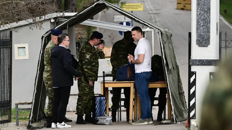 Στέφανος Κασσελάκης: Πέρασε την πύλη του στρατοπέδου νεοσυλλέκτων της Θήβας