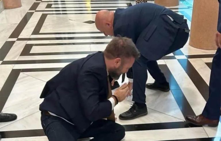 Ο Φλώρος πρώην βουλευτής των Σπαρτιατών, γρονθοκόπησε στη Βουλή τον Γραμμένο της Ελληνικής Λύσης