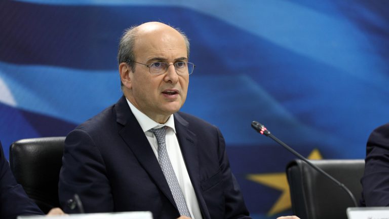 POS: Nομοθετική παρέμβαση για μείωση 50% στις χρεώσεις των τραπεζών