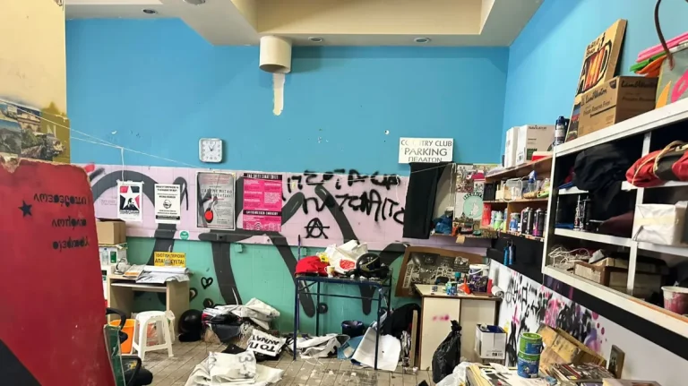 Φωτογραφίες μέσα από την κατάληψη της Νομικής Σχολής – 27 οι προσαγωγές