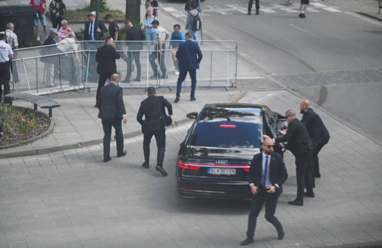 Στο νοσοκομείο ο Πρωθυπουργός της Σλοβακίας Ρόμπερτ Φίτσο μετά από πυροβολισμούς 