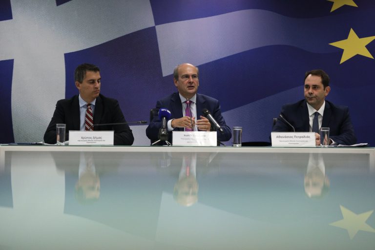 Έρχονται 12 νέες αυξήσεις αποδοχών και 12 μειώσεις φόρων με όφελος €1,5 δισ. για τους πολίτες