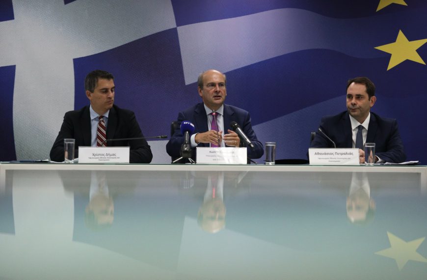 Έρχονται 12 νέες αυξήσεις αποδοχών και 12 μειώσεις φόρων με όφελος €1,5 δισ. για τους πολίτες