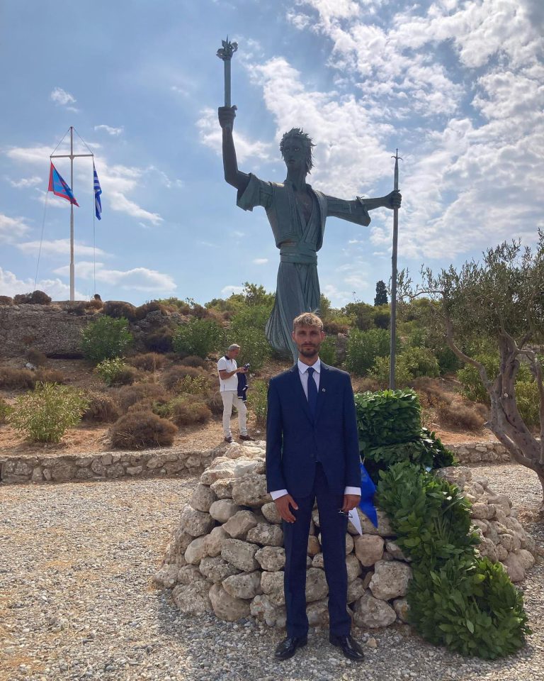 Γιάννης Μαρνέζος : Η Συμβολική Στιγμή του Αντιδημάρχου Σπετσών στην Αρμάτα και το Μήνυμα της Ιστορικής Παράδοσης