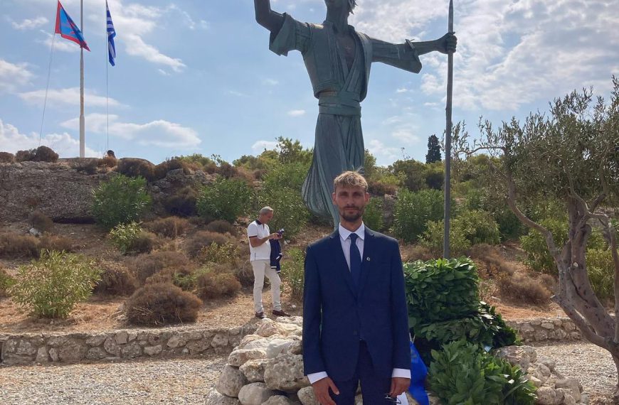 Γιάννης Μαρνέζος : Η Συμβολική Στιγμή του Αντιδημάρχου Σπετσών στην Αρμάτα και το Μήνυμα της Ιστορικής Παράδοσης