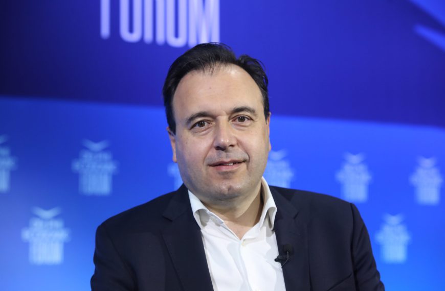 Παπαστεργίου: Πότε έρχεται το Kids Wallet, πώς θα μπλοκάρεται η πρόσβαση στα social media
