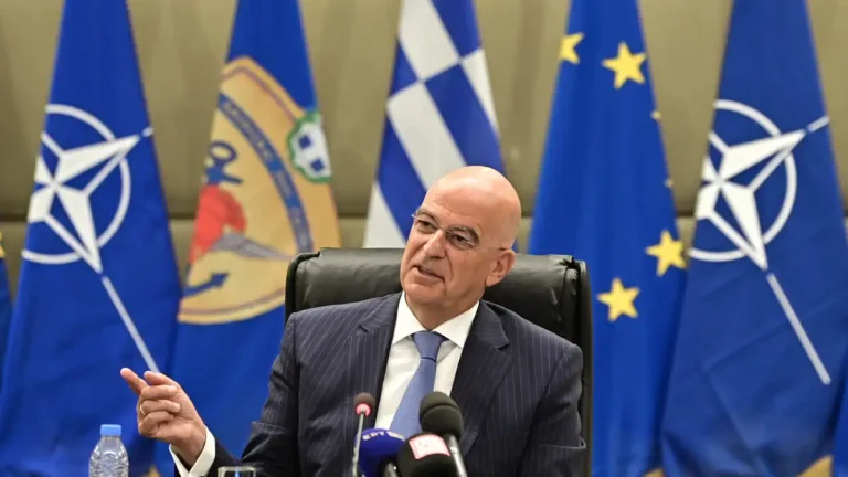 Δένδιας: Θητεία μόνο στον Στρατό Ξηράς, αυξάνεται ο μισθός των στρατευμένων από €8 ευρώ σε €50- €100