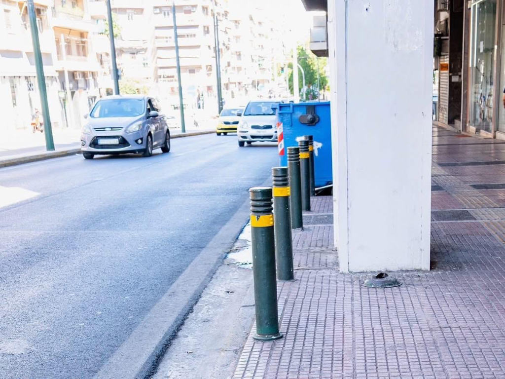 Η Αθήνα με τεράστια προβλήματα και ο Δήμαρχος πανηγυρίζει για 63 καρτοτηλέφωνα
