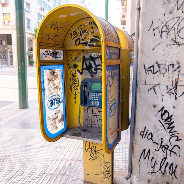 Η Αθήνα με τεράστια προβλήματα και ο Δήμαρχος πανηγυρίζει για 63 καρτοτηλέφωνα