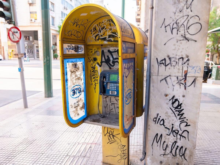 Η Αθήνα με τεράστια προβλήματα και ο Δήμαρχος πανηγυρίζει για 63 καρτοτηλέφωνα