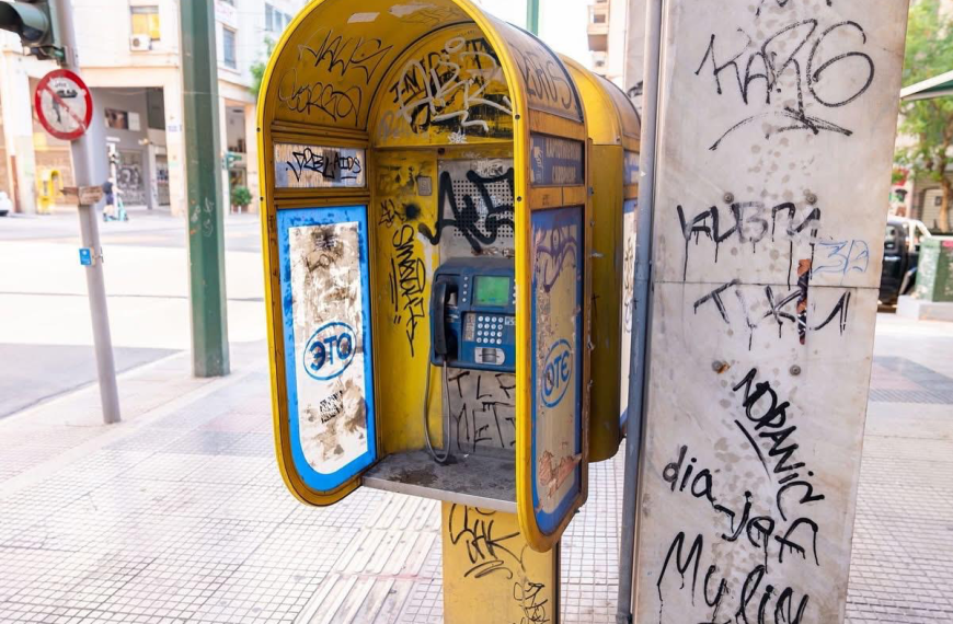 Η Αθήνα με τεράστια προβλήματα και ο Δήμαρχος πανηγυρίζει για 63 καρτοτηλέφωνα