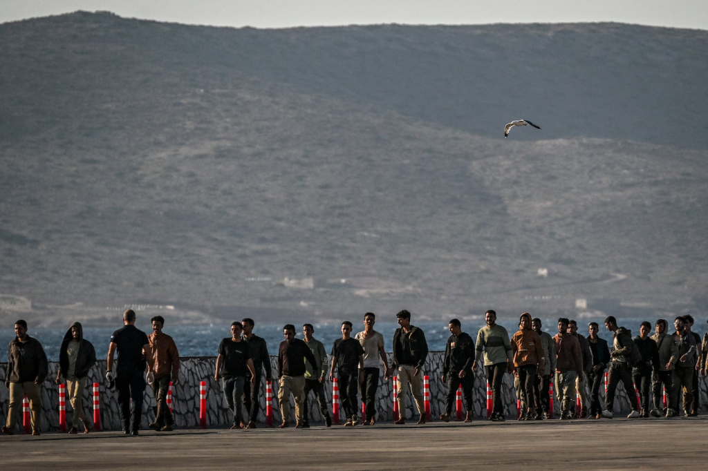 Washington Post: Στο ζήτημα της μετανάστευσης, η Ελλάδα παίρνει «τραμπική» στροφή
