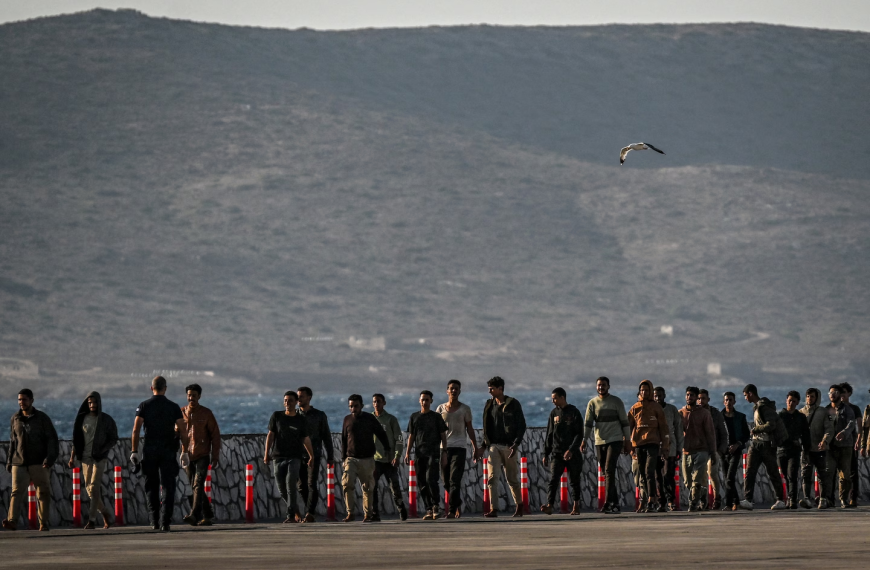 Washington Post: Στο ζήτημα της μετανάστευσης, η Ελλάδα παίρνει «τραμπική» στροφή
