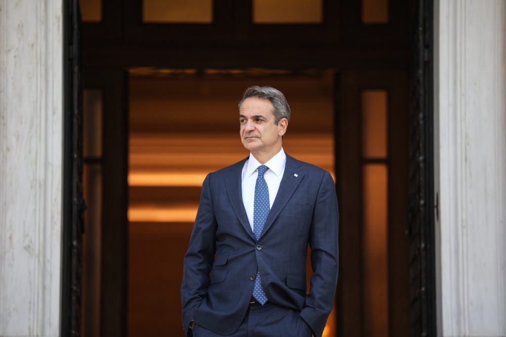 Ασπίδα από το Μαξίμου, κενά από τα Υπουργεία