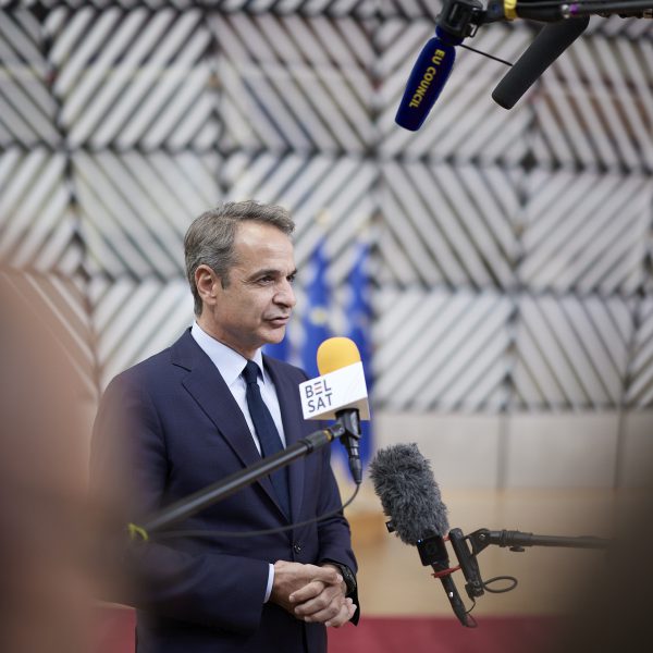 Κ. Μητσοτάκης στο Politico: Χρειαζόμαστε ευρωπαϊκές δομές και ευρωπαϊκή χρηματοδότηση για να αναπτύξουμε τις αμυντικές μας δυνατότητες