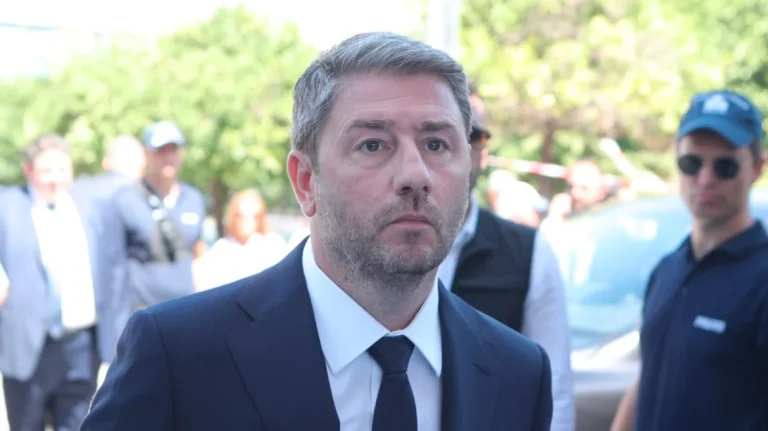 Οργή στο ΠΑΣΟΚ από την απουσία Ανδρουλάκη στην κηδεία Σαββόπουλου και τον διευθυντή της… μιας ημέρας