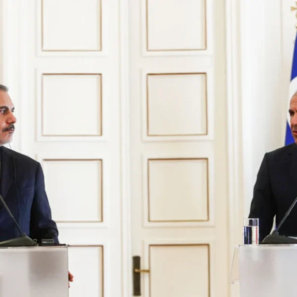 Σήμερα η συνάντηση Γεραπετρίτη με Φιντάν – Η Τουρκία απειλεί με «αντίδραση στο δεκαπλάσιο» μετά το ελληνικό βέτο στο πρόγραμμα SAFE