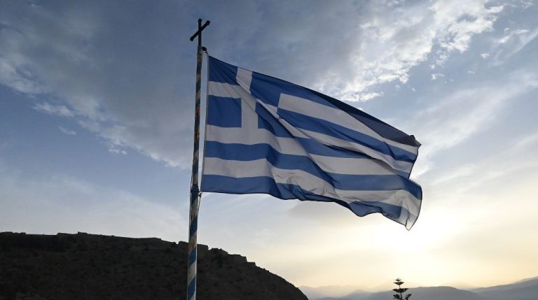 Ανάμεσα σε SMS που ευαισθητοποιούν για τις ζωες μας και επιθέσεις που σκοτώνουν τη λογική, υπάρχουν δύο Ελλάδες αλλά μία και μόνο επιλογή: Ξεκάθαρα με την Ελλάδα του Κυρανάκη. Την Ελλάδα που δουλεύει. Την Ελλάδα που αγωνιά. Την Ελλάδα που αλλάζει και προοδεύει.