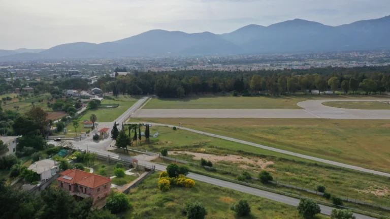 Έπεσε εκπαιδευτικό αεροσκάφος στο Τατόι – Δύο τραυματίες