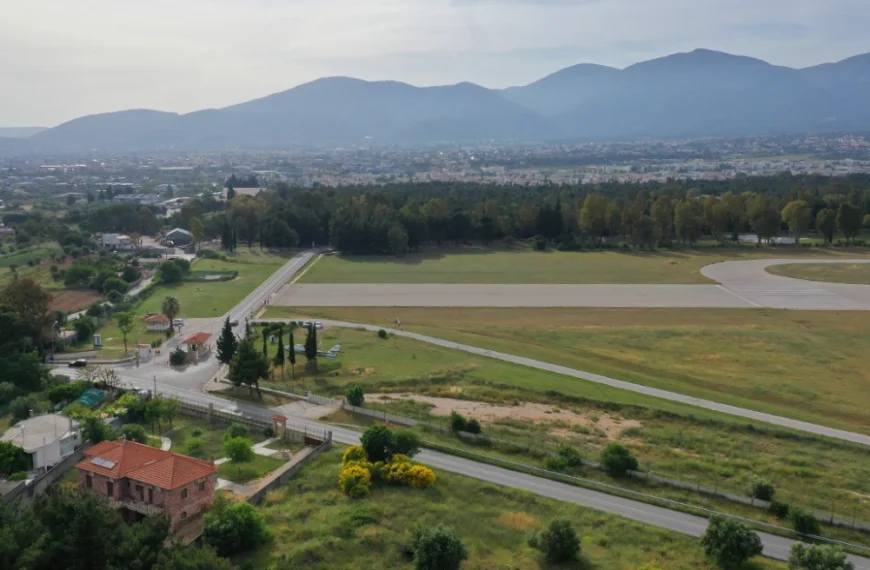 Έπεσε εκπαιδευτικό αεροσκάφος στο Τατόι – Δύο τραυματίες