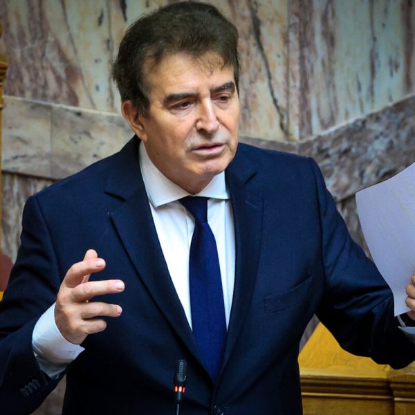 Χρυσοχοΐδης: Στον Άγνωστο Στρατιώτη δεν πρέπει να γίνονται δραστηριότητες που τον προσβάλουν – Δεν υπάρχει σε κάθε χώρα ένα μνημείο που όλοι σέβονται;
