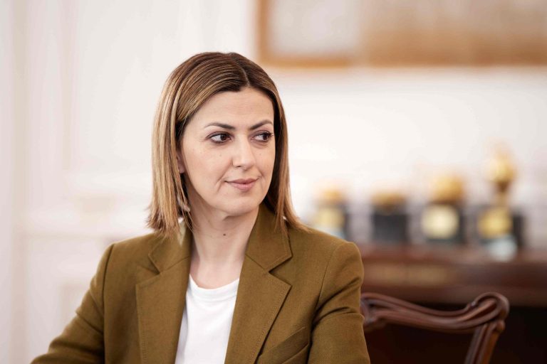 Αγαπηδάκη: «Όχι» στο κλείσιμο των ΕΛΤΑ σημαίνει αύξηση φόρων για να συνεχίζουν να λειτουργούν
