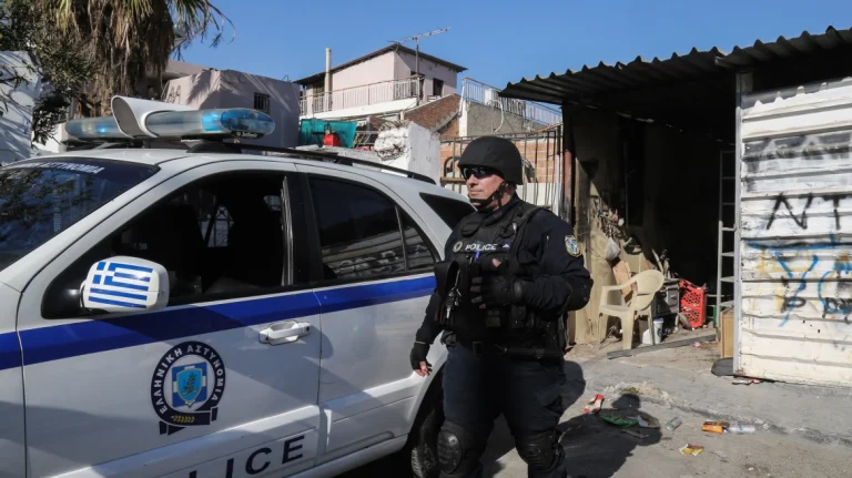 Από αύριο ξεκινάει η 24ωρη παρουσία αστυνομικών σε καταυλισμούς Ρομά: Δείτε τις 25 περιοχές – Προσλαμβάνονται και 50 διαμεσολαβητές