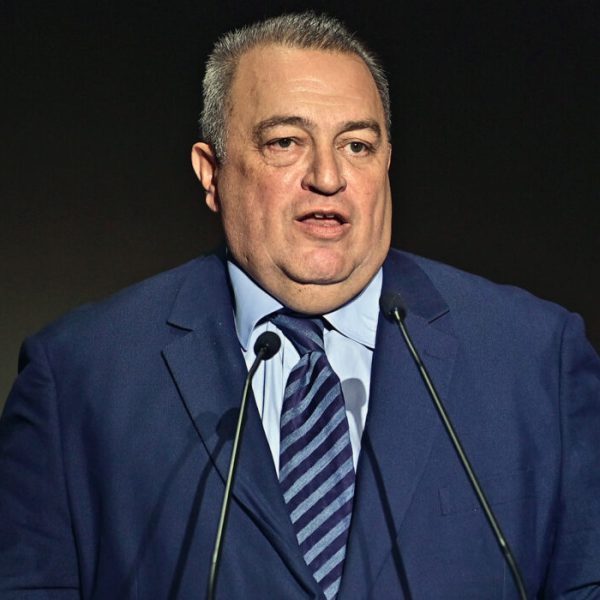 Βαμβάκι και άχυρα στο γραφείο του Στυλιανίδη στην Κομοτηνή πέταξαν αγρότες: «Δεν κρύβομαι» απαντά ο βουλευτής